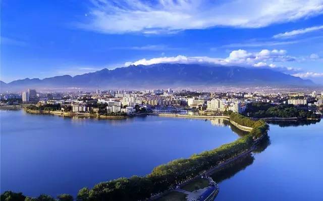 江西古宅夜色，油纸伞下深情演绎